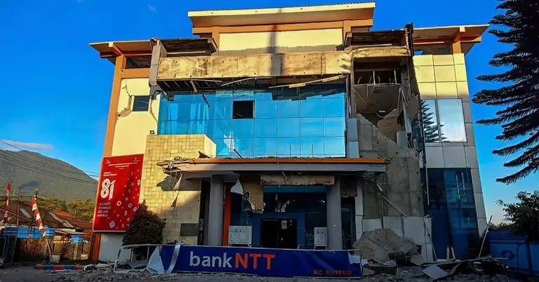 ৭ মাত্রার ভূমিকম্পে ক্ষতিগ্রস্ত ভবন, রুতেং